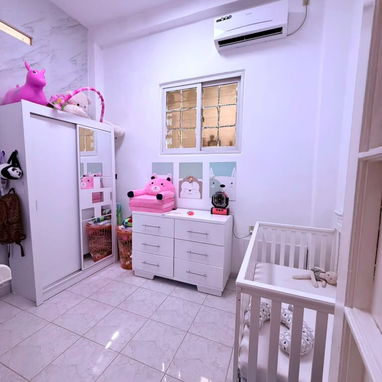 Ref # 85. Ofertaa casa semi independiente en excelente zona de Playa con posibilidad de carporshe. - 8/10