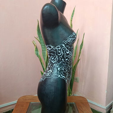 ELEGANTE TORSO ORNAMENTAL FEMENINO – ARTE EN BLANCO Y NEGRO - 2/4