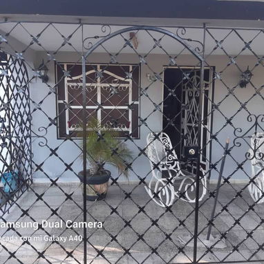 Trabajos de herrería y cristalería. Por encargo. Trato directo con el dueño puertas,ventanas. Enrehados de portales - 3/10