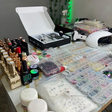 Mesa de uñas con todo para trabajar - Img 126096718