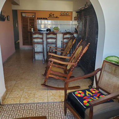 Venta de precioso apto de 2 cuartos totalmente remosado frente de calle en Playa. Todo nuevo!!! - Img 112074534