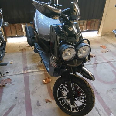 Venta de moto automática bucatti ava avispón de pocos km cadi nueva 2200 usd - 2/3