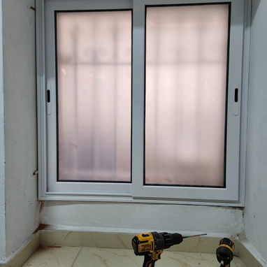 Marqueteria de aluminio y cristal , ventanas , puertas , mamparas para baño , paño fijo , estantes , ect - Img 125307943