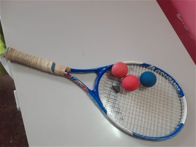 Se vende raqueta de tenis de aluminio con 3 pelotas incluidas - Img 66065637