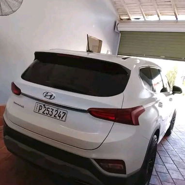 Se vende hyundai Santa Fe 2020, carro nítido, motor 2.4, interesados al 58873843 el precio es 28k - 2/3