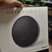 Cómo nueva Harman Kardon Onyx Studio 9 - Paquete de altavoces autoajuste, batería integrada, carga USB, mango - Img 57378581