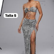 SOLO TALLA S. Conjunto de animal print estampado de leopardo blanco y negro, blusa y falda. Ceñido, veraniego, casual - Img 57134388