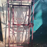 Vendo puerta de hierro con su yale y pintura anticorrosiva. Con medida de 2.10 x 0.90  en 70 mil con transporte incluido - Img 54935864