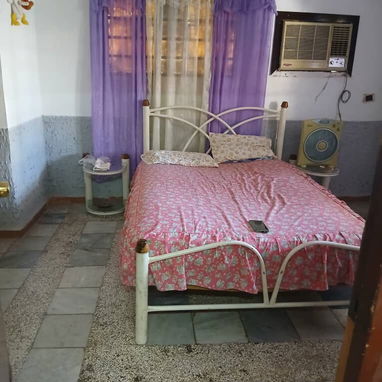 VENDO Casa independiente con patio grande en Los Pocitos, 423 m2 en total. Marianao. CASA Consta de: Portal grande - Img 124761833