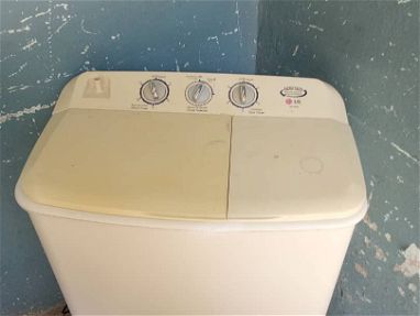 Vendo lavadora de uso trabajando al 100 - Img 65590468