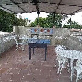 SE RENTA CASA DE 4 HABITACIONES A 5 CUADRAS DE LA PLAYA DE GUANABO. CON PISCINA.54026428 - 6/10