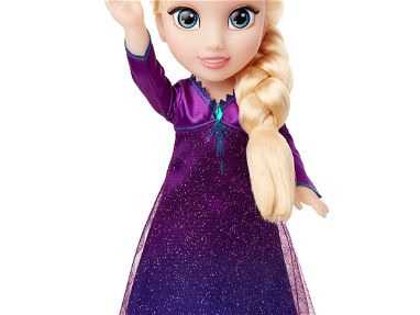 Muñeca Disney Frozen 2, Elsa Edición Especial canta en 4 idiomas "Hacia lo desconocido"+ 14 Frases + Luces en el vestido - Img 56668521