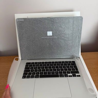 Apple MacBook Air de 15" (2025) - M4, SSD de 512 GB, RAM de 24 GB, Plata, Nuevo, Abierto, nunca usado - Img 123996003
