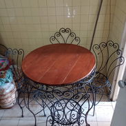 Mesa de hierro con sus 4 sillas - Img 55914142