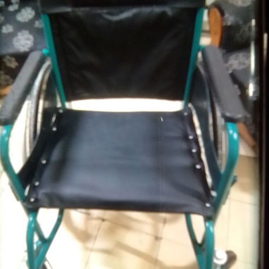 Vendo sillón d hierro con forros nuevos . Silla de ruedas .FireTV . pareja de botellones d oxígeno y acetileno vacíos - Img 121736757