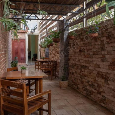 RENTA hostal de 4 habitaciones en el VEDADO capitalino, con agencia Qba Hostin 360 - 6/10