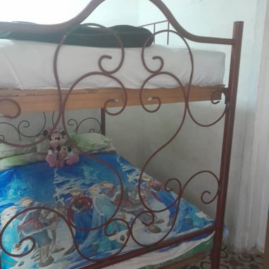 *$12.500usd. En venta casa puerta de calle con todo dentro, incluyendo una moto de gasolina  y un negocio en Luyanó - 5/10
