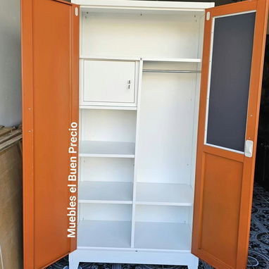 Escaparate metálico con puertas de madera y caja fuerte - 2/2