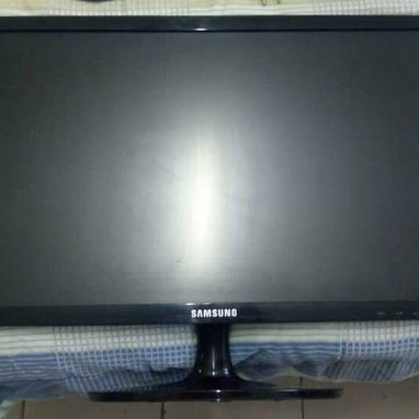 🖥️OFERTA🖥️MONITOR SAMSUNG 24 PULGADAS - FULL HD - DE USO OK - EN 85 USD O AL CAMBIO - Img 126241059