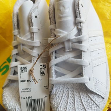 En venta un par de zapatos blancos marca Adidas para niño/niña - Img 112636724