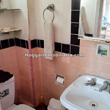 GG-173. ¡APARTAMENTO CAPITALISTA EN EL VEDADO DE 1 CUARTO AMPLIO CON TERRAZA Y GARAJE PARA MOTO! - 9/10