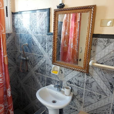 Se renta lineal (250 USD) o por noches(30 USD) en Centro Habana. Dirección: Belascoain entre Zanja y Salud - 4/9