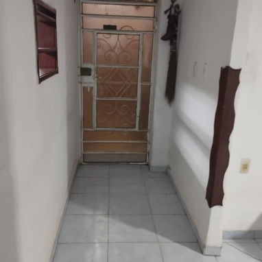 Se vende casa vacía en 4 camino frente al mercado Matadero 13 Entre Monte y Omoa Cerro - 2/10