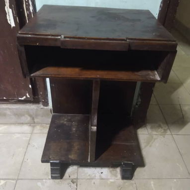 Venta de cama (sin colchón) con sus dos mesitas de noche, de estilo antiguo, de caoba - 4/5