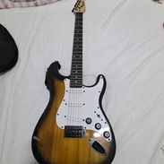 Guitarra Eléctrica Marca Lyx Pro, con muy poco uso. Incluye su amplificador, afinador y estuche todo original, acabada d - Img 55990787