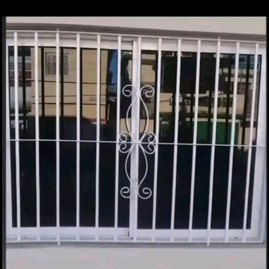 Puertas, ventanas, rejas, barandas y portones. Se realizan trabajos de herrería. - 4/5