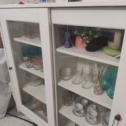 Vitrina IKEA HEMNES – Blanca, madera maciza, excelente estado---200 USD - Img 56158767