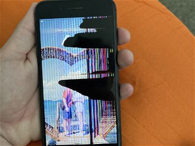 Vendo iPhone 8plus con pantalla y parte de atrás rota - Img main-image