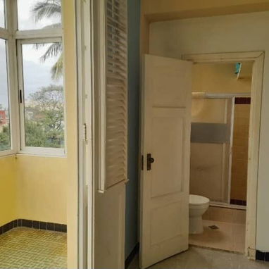 350 USD.RENTO LINEAL APARTAMENTO EN 2do.PISO EN EL VEDADO ZONA CENTRICA A UNA CUADRA DEL HOTEL TORRE K 52501177 - Img 119951285