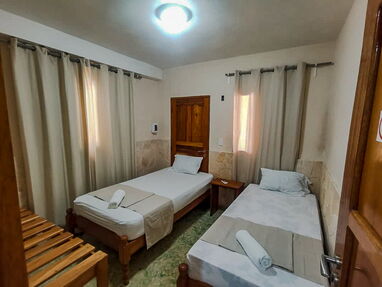 🌴 ¡Casa de 3 habitaciones, a solo 250 metros de la playa en Guanabo, en una ubicación céntrica! - Img 64458100