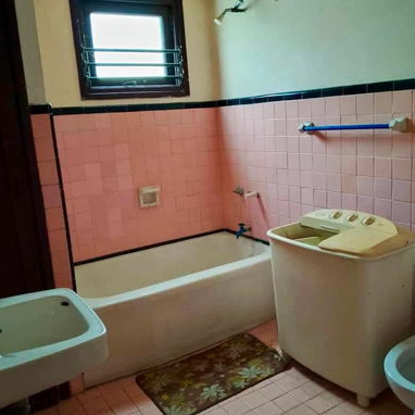CASA EN BAJOS CON JARDÍN, CARPOCH Y PATIO DE TIERRA EN NUEVO VEDADO!!! - 3/9