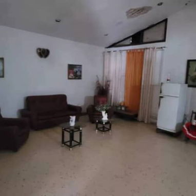Llamar al 55432935 Casa en el reparto Siboney que necesita reparaciones.es serca del cimex Tiene paredes de mamposter - Img 125852383