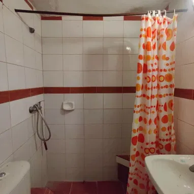 Casa Independiente de 4 Habitaciones con Apartamento Anexo en Miramar !!! - Img 125070840