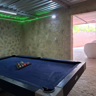 Renta casa a media cuadra del mar,playa Guanabo, 5 habitaciones climatizadas , paneles solares, piscina,+5352463651 J - Img 102398394