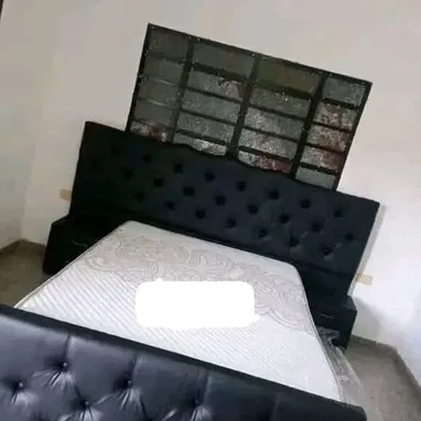 Cama Tapizada + Mesitas - 3/3