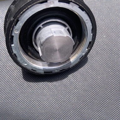 TANQUE DE COMBUSTIBLE DE LADA CON TAPA Y LLAVES - 2/3