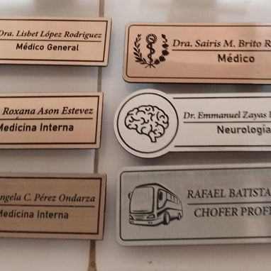 PERSONALIZADOS GAFETES PLACAS CHAPILLA DE IDENTIFICACIÓN PARA MÉDICOS PERSONAL DE LA SALUD - Img 114009308