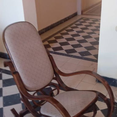 Vendo comadrita antigua o sillón mediano de madera y tapizado antiguo, bien conservado. Me ajusto. - 2/3
