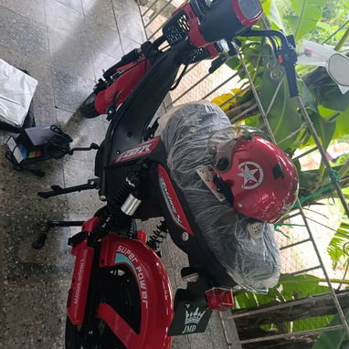 Bicimotos roja y negra , precio 1750 con casco,guantillas y capa para la moto ...Autonomía 100km, bateria 48v 45 Amp - Img 124444537