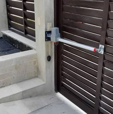 Instalación y fabricación de puertas de garaje y protección de negocios - Img 97548050