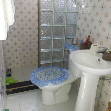 *VENTA DE CASA EN PLAYA*  - No es independiente 👁️Tiene un pasillo. - Cuenta con:  ✓ 2 cisternas   ✓ Gas de la calle  ✓ - Img 121617838
