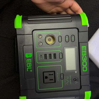 Estación de energía portátil  300w ideal para cargar teléfono power bank tablet laptop y ventiladores - 2/3