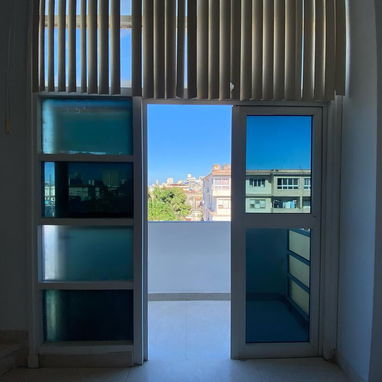 Renta linial de moderno apartamento en Vedado - Img 121100570