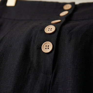 Pantalón de corte ancho en negro con botones frontales. Diseño elegante de tiro alto con detalles de botones en madera, - Img 125183785