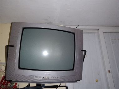 TV Philips , con su base , en buen estado - Img main-image-45843211