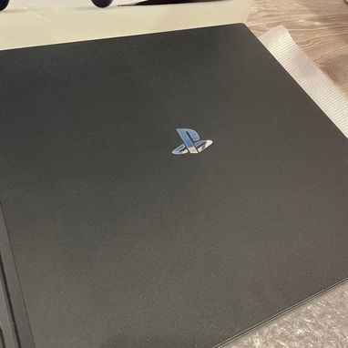 Consola PlayStation 4 Pro de 1 TB color negro azabache con mando inalámbrico y cables HDMI. - Img 125247982